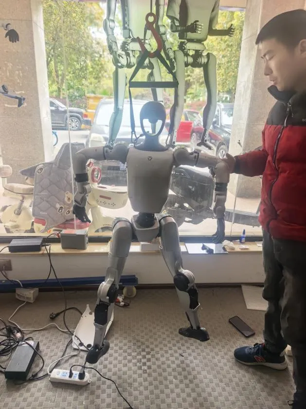 人形机器人掉水里后检修